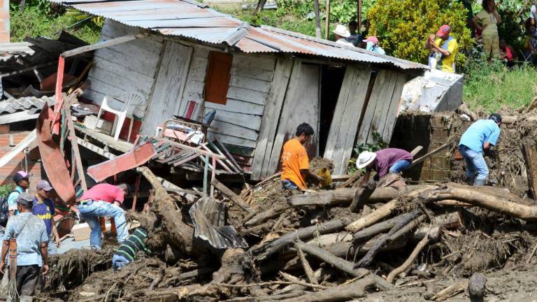 Al menos 62 muertos por deslizamiento de tierra en Colombia