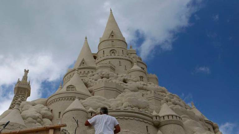 Construyen el castillo de arena más grande de mundo