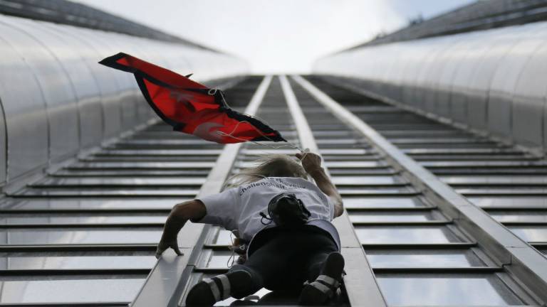 El 'Spiderman' francés escala un edificio por las víctimas del sismo en Nepal