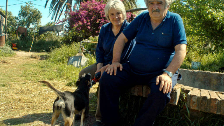 José Mujica vuelve como héroe animado en apoyo de la candidatura de su esposa