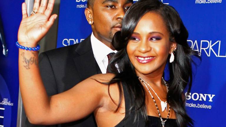 Transfieren a hija de Whitney Houston, aún en coma, a centro de rehabilitación