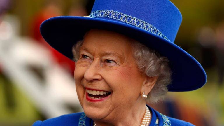 La reina Isabel II visita a su nueva bisnieta