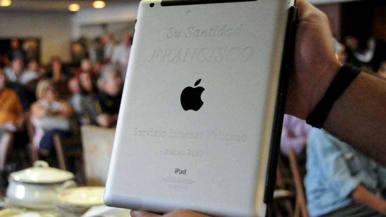El iPad del papa Francisco fue subastado por 30.500 dólares