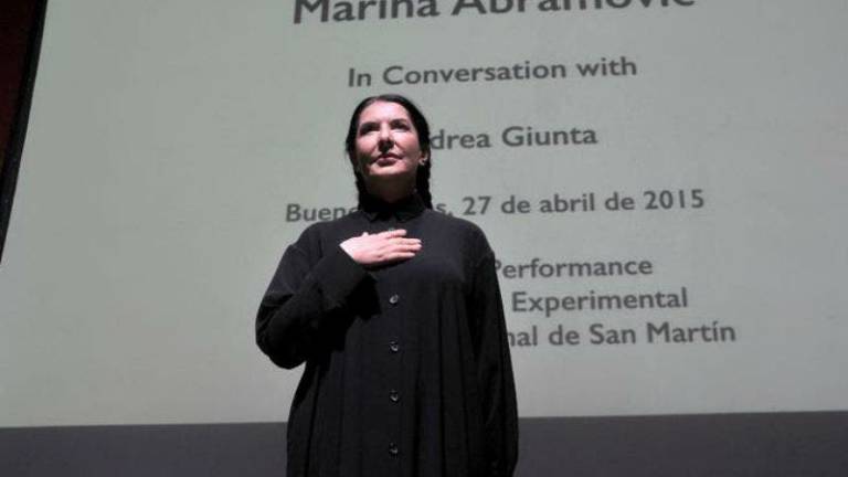 Marina Abramovic seduce con su viaje interior en Argentina
