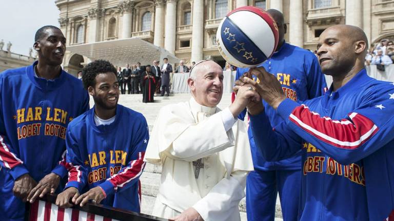 El papa Francisco se convierte en un Harlem Globetrotter honorario