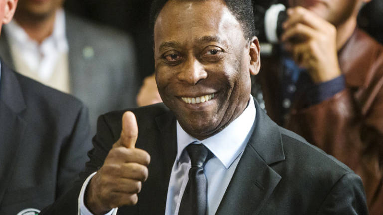 Pelé es operado de la columna vertebral en Sao Paulo
