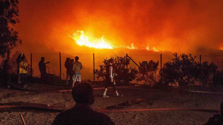 Miles evacuados en Valparaíso vuelven a sus casas, pero incendio sigue activo