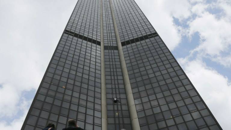 El 'Spiderman' francés escala un edificio por las víctimas del sismo en Nepal