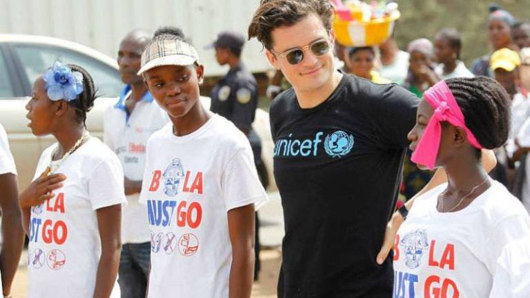 Orlando Bloom visita las comunidades afectadas por el ébola en Liberia