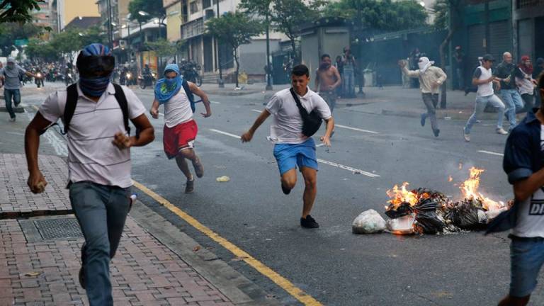 Marchas y enfrentamientos marcan primer aniversario de protestas en Venezuela