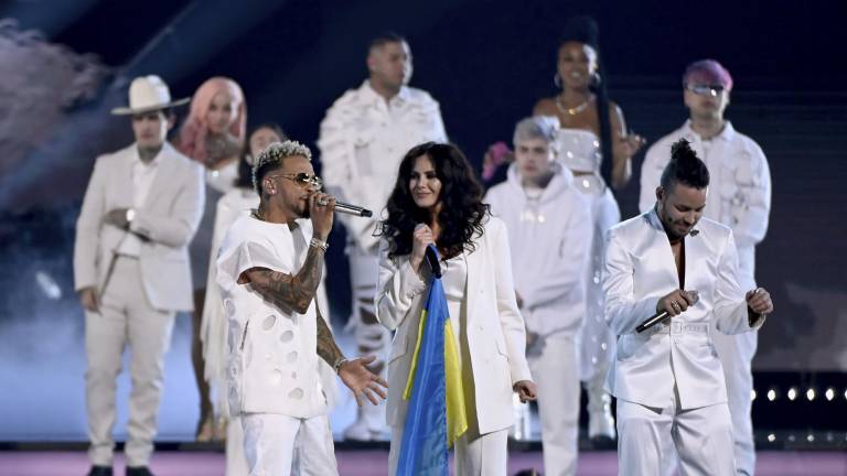 Karol G y Bad Bunny los grandes ganadores de los Latin American Music Awards