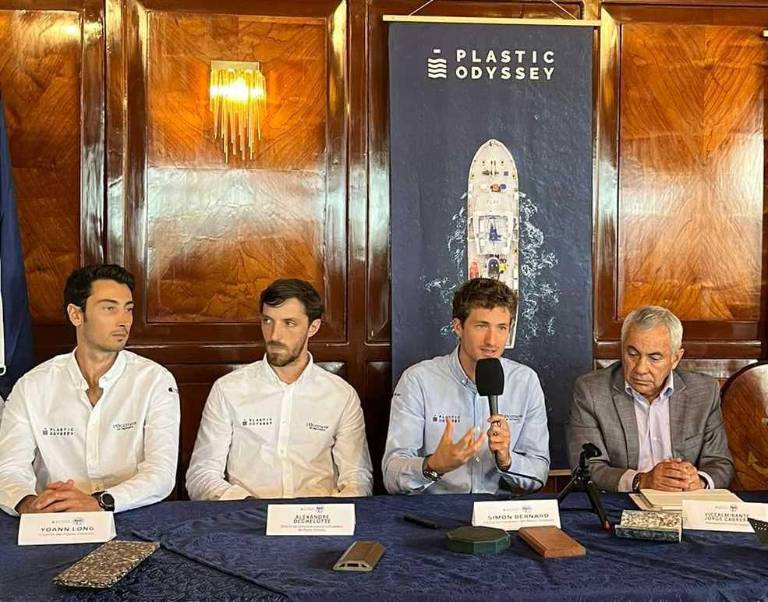 $!De izquierda a derecha: Yoann Long, capitán de la embarcación de Plastic Odyssey; Alexander Dechelotte, director de comunicaciones y cofundador de Plastic Odissey; Simon Bernard, CEO y cofundador de Plastic Odissey; y el Vicealmirante Jorge Cabrera, representante foro Río Guayas, durante la rueda de prensa tras la llegada del proyecto al Ecuador.