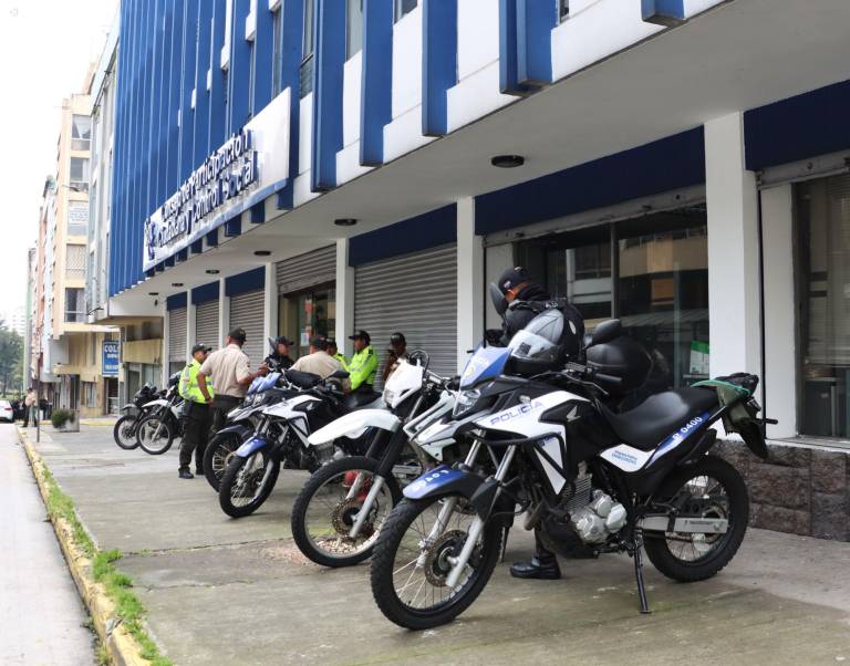 $!Policías reunidos a las afueras del edificio de la institución, en Quito.