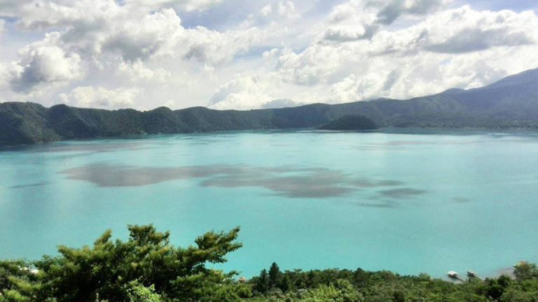 Un lago de El Salvador toma un llamativo color turquesa