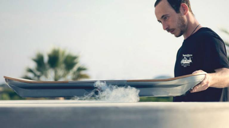 Lexus presenta video de aeropatín inspirado en "Back to the Future"