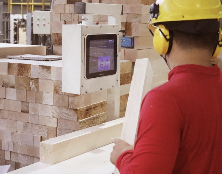 $!Listones de balsa que se prensan en Ecuador para elaborar los bloques que se exportan a China.