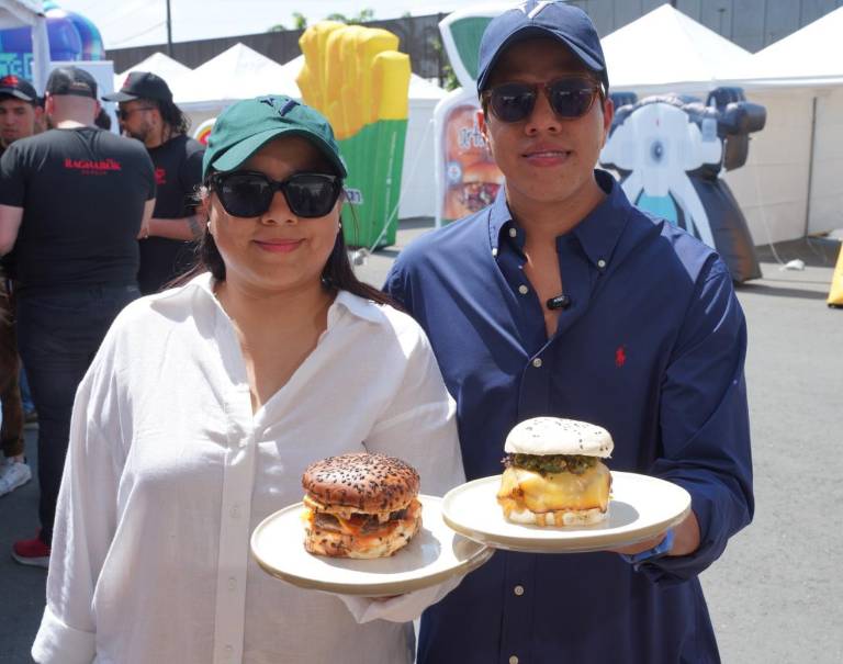 $!Una de los emprendimientos participantes, Nación Vera, muestra dos de las hamburguesas que estarán presentes en el Burger Show.