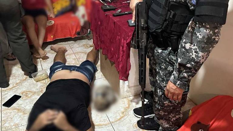 En el operativo se decomisaron armas de fuego, tres motos, un vehículo y dos kilos de drogas.