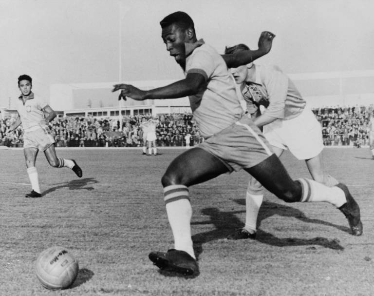 $!El delantero brasileño Pele regatea a un defensor durante un partido amistoso entre Malmoe y Brasil, el 8 de mayo de 1960 en Malmoe.