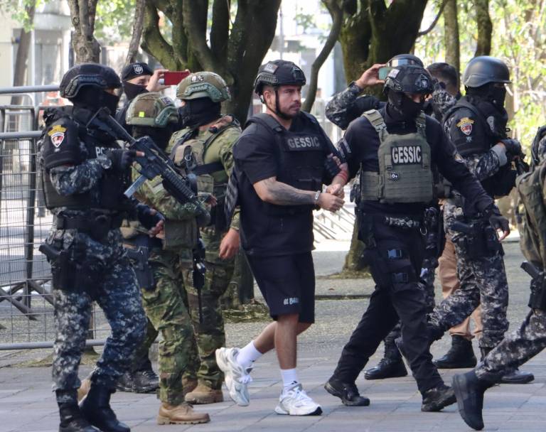 $!Fotografía de Daniel Salcedo siendo trasladado desde la Cárcel 4 de Quito a la Fiscalía General del Estado.