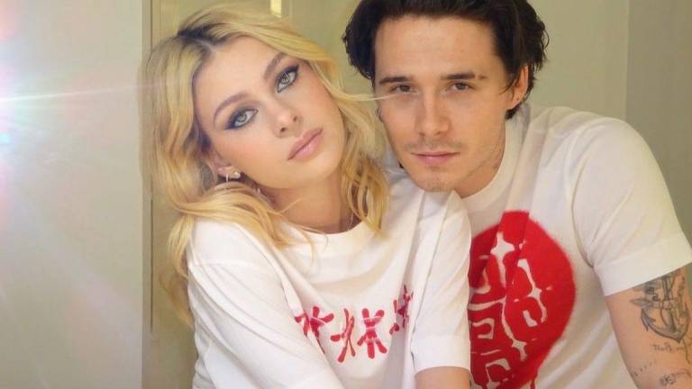 Nicola Peltz es hija del inversor multimillonario Nelson Peltz y de la modelo Claudia Heffner, y Brooklyn Beckham es hijo de Victoria, estrella del pop reconvertida en diseñadora de éxito, y David, leyenda del fútbol inglés.