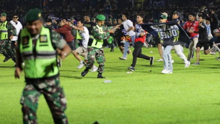 Estampida en un partido de fútbol en Indonesia deja más de 120 muertos: video capta instantes de pánico