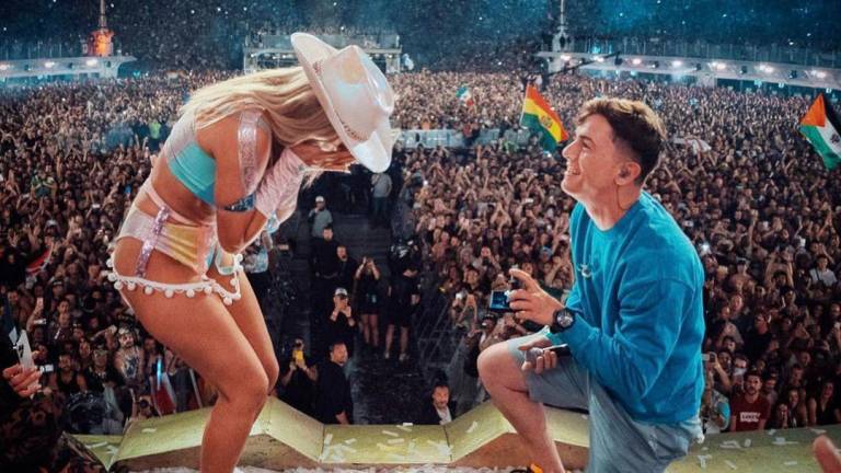 El cantante le pidió matrimonio en pleno escenario del festival Tomorrowland 2022 en donde su novia dijo sí, acepto.