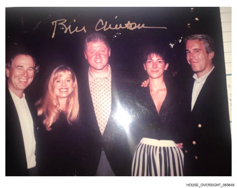 $!El expresidente Bill Clinton (centro) posando junto a Epstein y Ghislaine Maxwell (ambos a la derecha).
