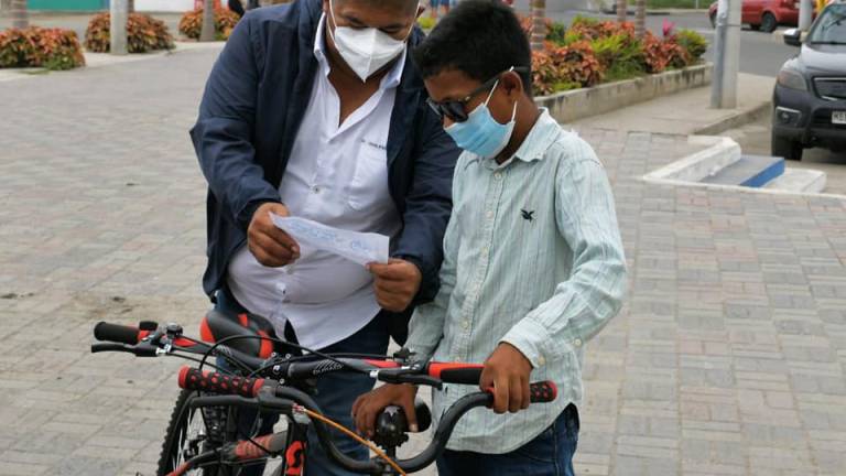 La conmovedora historia de un niño que pidió al alcalde de Jaramijó arreglar su bicicleta a cambio de mandados