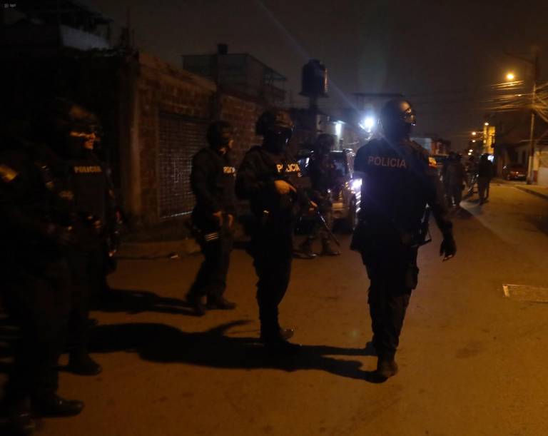 $!Fotografía de allanamientos en viviendas realizados el 28 de julio en el cantón Durán, sobre el que regirá el toque de queda referido.