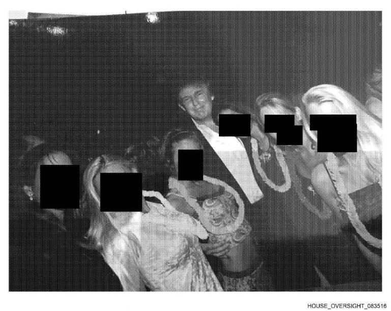 $!Donald Trump posando con un grupo de mujeres que llevan collares hawaianos.