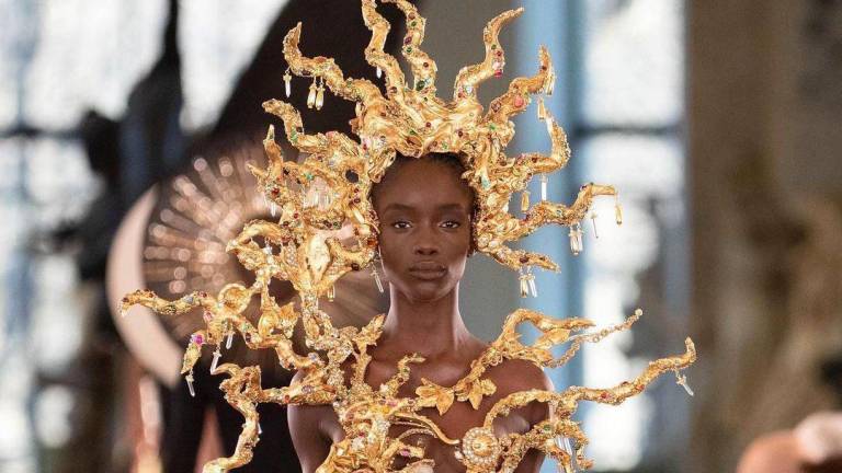 La pasarela de Schiaparelli Haute Couture SS 2022 es una muestra de la predicción de como el dorado tomará protagonismo desde el concepto Corpo (cuerpo en portugués) propuesto por Inspiramais.
