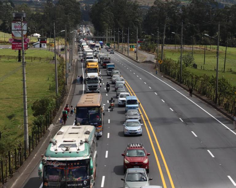 $!Camiones bloquearon la circulación en la concurrida carretera.