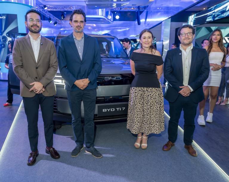 $!Ejecutivos posan frente a un vehículo de la marca BYD.