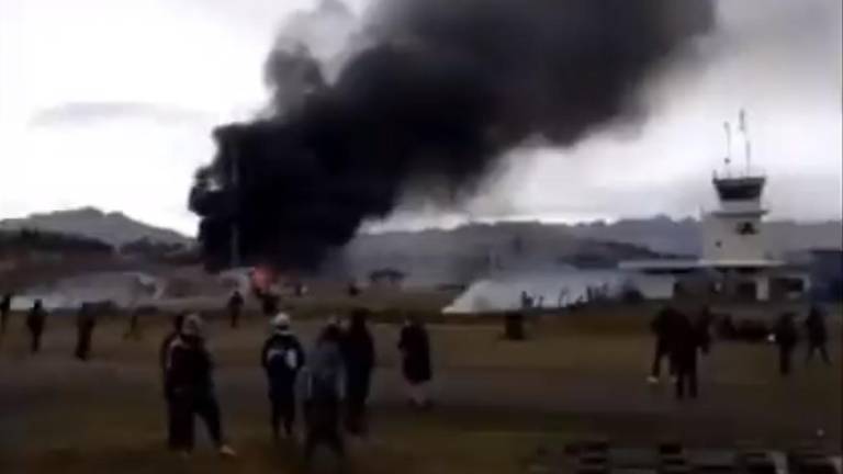 VIDEO: Cierran aeropuerto en Perú; manifestantes dañaron la pista de aterrizaje y retuvieron a unos 50 policías