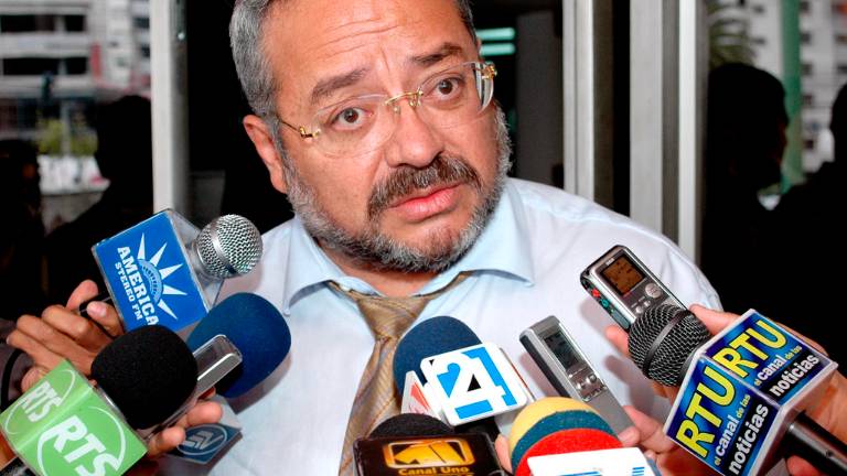 Jorge Acosta abandona defensa del excontralor Pólit