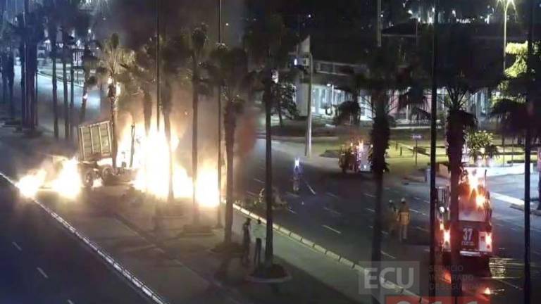 VIDEO: Tráiler se incendió tras impactar contra poste de alumbrado en Guayaquil