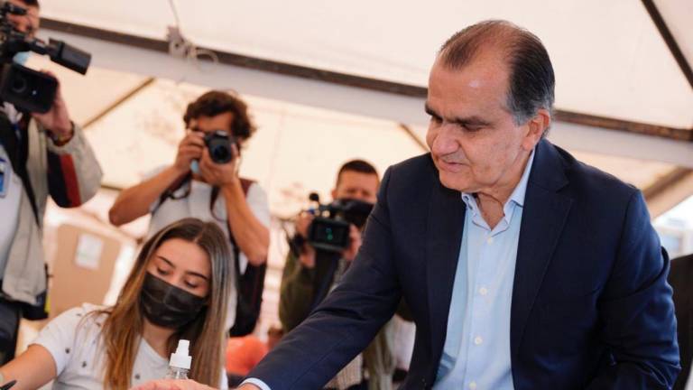 Renuncia candidato presidencial oficialista tras revés electoral en Colombia
