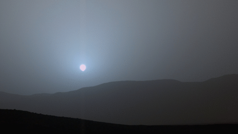 El robot Curiosity capta un atardecer azul en Marte