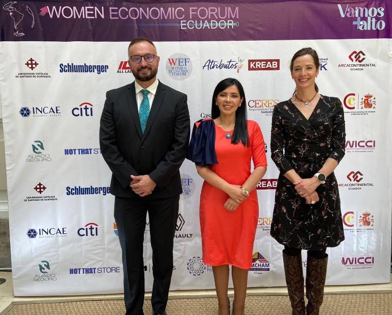 $!De izquierda a derecha: Juan David Echeverría, gerente de Hotel Boutique Casa Gangotena; Catalina Cajías, CEO Atributos y directora WEF Ecuador y Tamara Karolys, directora de Relaciones Públicas de Metropolitan Touring, durante el lanzamiento del WEF realizado en Ecuador en el 2021.