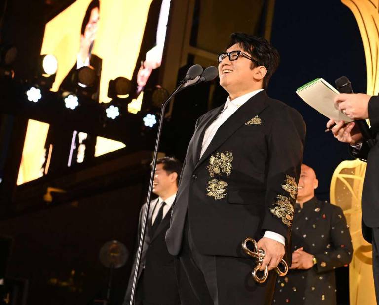 $!Bang Si-hyuk, reconocido por su impacto en la música, enfrenta cuestionamientos legales mientras niega su participación en actos delictivos.