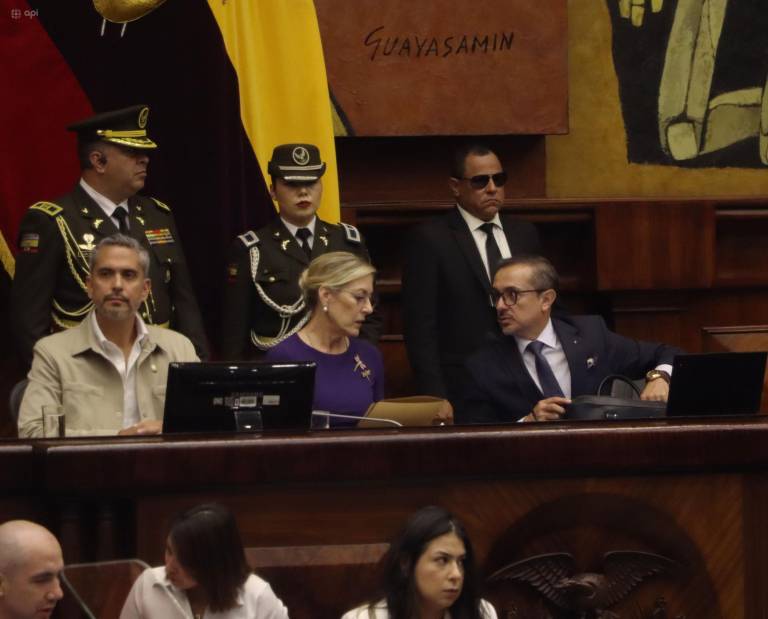 $!Chávez junto a la asambleísta oficialista Anabella Azín, quien presidió la sesión inaugural.