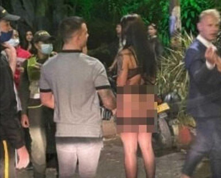 $!Polémica por holandés que sacó a pasear a una mujer sin ropa en Medellín: ando regalando dinero
