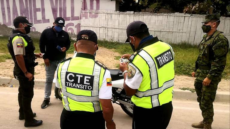 Investigan a más de dos mil agentes de la Comisión de Tránsito del Ecuador por incumplir procedimientos