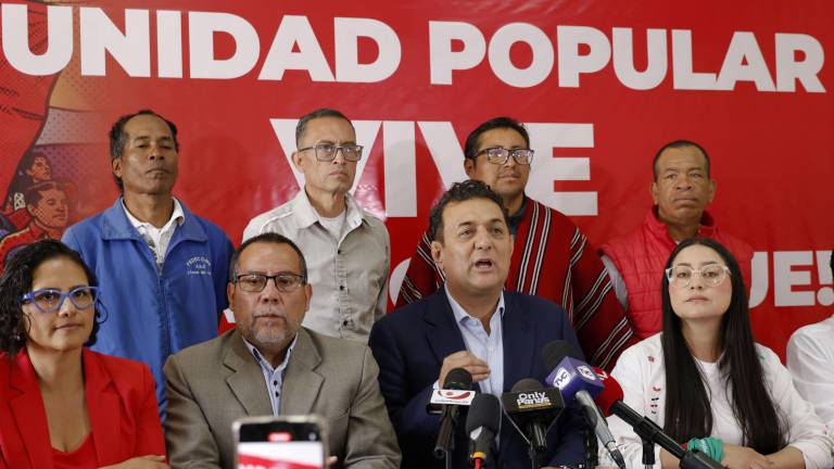 El presidente de Unidad Popular, Geovanny Atarihuana, junto a varios miembros de la organización.