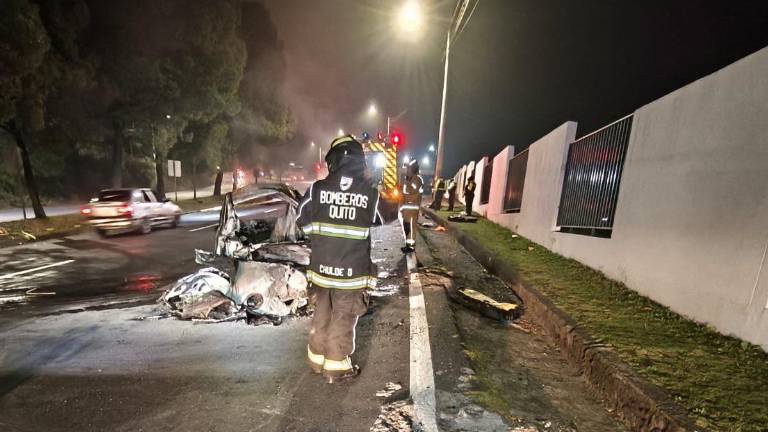 Quito: vehículo se incendió con dos personas en su interior en la avenida Simón Bolívar