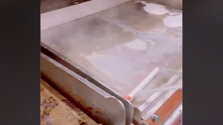 Un empleado de McDonald`s muestra cómo se limpian las planchas, su video se hace viral