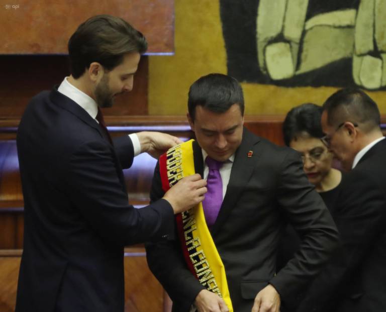 $!Niel Olsen, presidente de la Asamblea, impone la banda a Daniel Noboa.