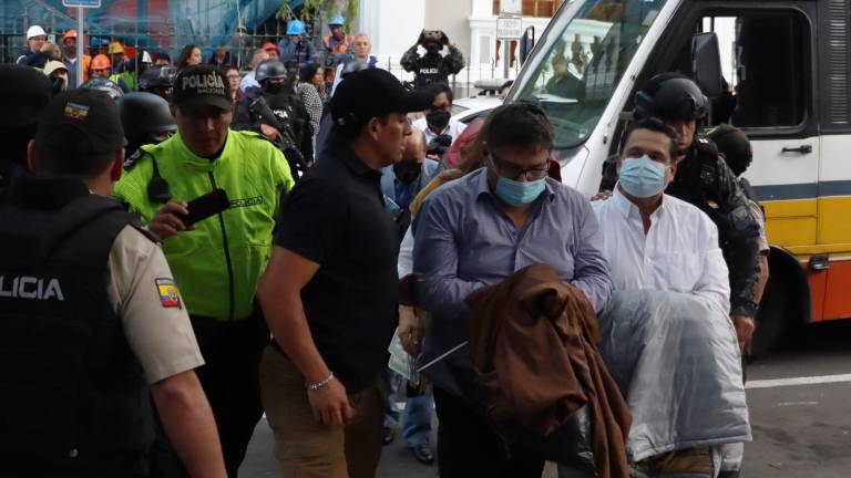Fotografía que muestra la llegada a la Unidad de Flagrancia de Pichincha de varios detenidos en el caso Purga, entre ellos el exlegislador Pablo Muentes (D), tomada el 4 de marzo.