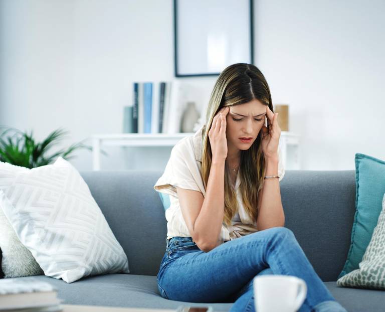 $!Mujer en casa con migraña y confusión mental.